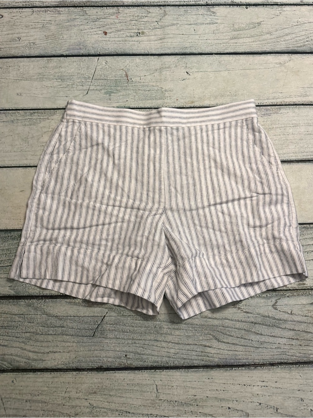 NWT Banana Republic high rise linen white stripe shorts. L